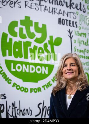 Frau Laura Winningham, die während der Reaktion von Covid-19 mit dem OBE für Verdienste um die Gemeinschaft ausgezeichnet wurde, fotografiert in ihrem Zuhause in Acton, London. Stockfoto