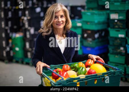 Frau Laura Winningham, die während der Reaktion von Covid-19 mit dem OBE für Verdienste um die Gemeinschaft ausgezeichnet wurde, fotografiert in ihrem Zuhause in Acton, London. Stockfoto