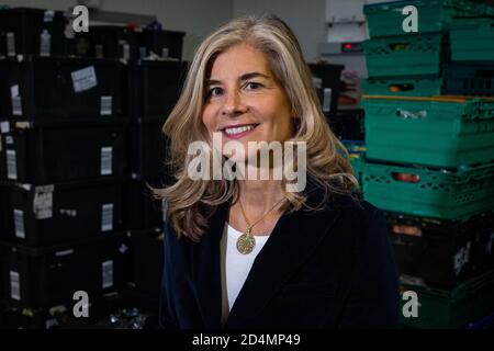 Frau Laura Winningham, die während der Reaktion von Covid-19 mit dem OBE für Verdienste um die Gemeinschaft ausgezeichnet wurde, fotografiert in ihrem Zuhause in Acton, London. Stockfoto