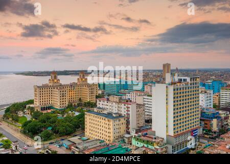 Arial Ansicht von Havanna bei Sonnenuntergang mit mehreren Sehenswürdigkeiten und Das Meer Stockfoto