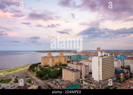 Arial Ansicht von Havanna bei Sonnenuntergang mit mehreren Sehenswürdigkeiten und Das Meer Stockfoto