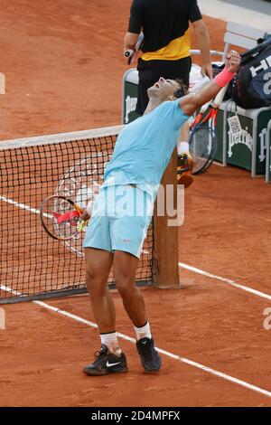 Afael NADAL (ESP) gewann das Spiel, Feier, Diego SCHWARTZMAN (ARG) im Hintergrund während der Roland Garros 2020, Grand Slam Tennisturnier, Stockfoto