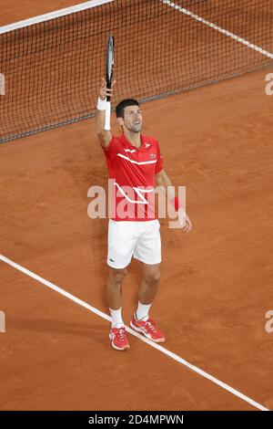 OVAKDJOKOVIC (SRB) Feier nach dem Sieg gegen Stefanos TSITSIPAS (GRE) während der Roland Garros 2020, Grand Slam Tennisturnier, Stockfoto