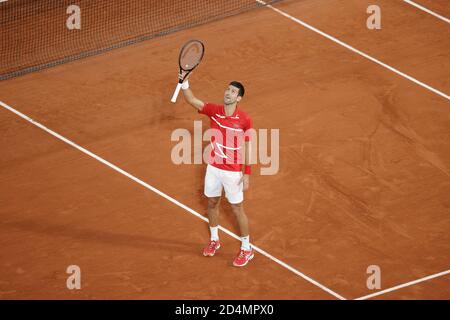 OVAKDJOKOVIC (SRB) Feier nach dem Sieg gegen Stefanos TSITSIPAS (GRE) während der Roland Garros 2020, Grand Slam Tennisturnier, Stockfoto