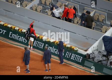 OVAKDJOKOVIC (SRB) Feier nach dem Sieg gegen Stefanos TSITSIPAS (GRE), Selfie-Bild mit Unterstützern während der Roland Garros 2020 Stockfoto