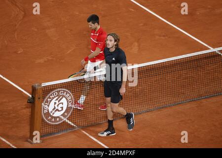 OVAKDJOKOVIC (SRB) und Stefanos TSITSIPAS (GRE) am Ende des Spiels während des Roland Garros 2020, Grand Slam Tennisturniers, am 9. Oktober 20 Stockfoto