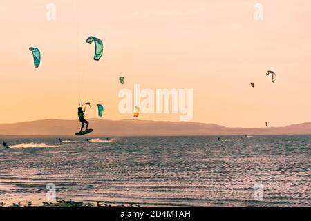 Kitesurfen bei Sonnenuntergang Stockfoto