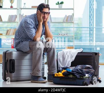 Der junge Mann die Vorbereitung für den Urlaub Reisen Stockfoto