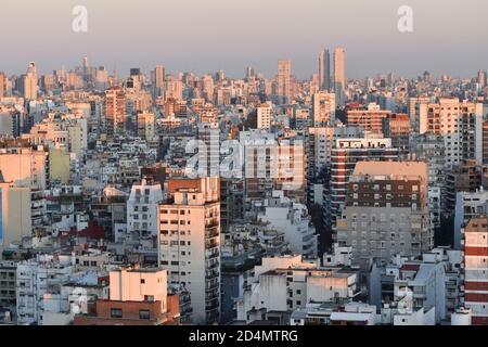 Dicht besiedelte Innenstadt von Buenos Aires, Argentinien Stockfoto