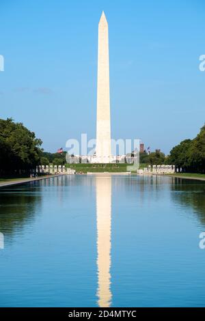 Das Washington Monument spiegelt sich im Lincoln Memorial Reflecting Pool in Washington D.C. wider Stockfoto