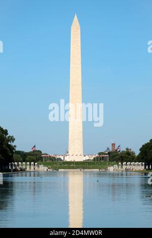 Das Washington Monument spiegelt sich im Lincoln Memorial Reflecting Pool in Washington D.C. wider Stockfoto