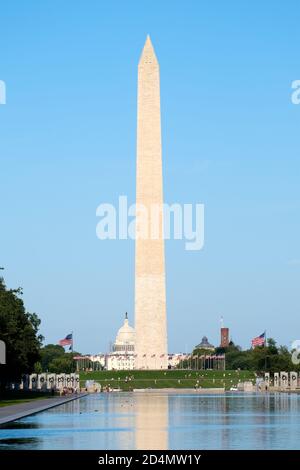 Das Washington Monument spiegelt sich im Lincoln Memorial Reflecting Pool in Washington D.C. wider Stockfoto