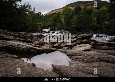 Die Wasserfälle von Dochart in der Dämmerung, Killin, Highlands, Schottland Stockfoto