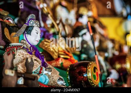 Puppen auf dem Display, um Hinamatsuri zu feiern Stockfoto