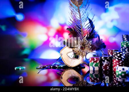 Casino-Konzept. Roulette-Rad, Poker-Chips und Würfel auf glänzenden Tisch und auf bunten Bokeh Hintergrund. Stockfoto