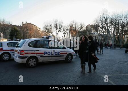 AIX EN PROVENCE, FRANKREICH - 12. DEZEMBER 2007: Menschen, die an einem nationalen französischen Polizeiauto vorbeifahren. Die Polizei Nationale ist der wichtigste Gesetzesvorarbeiter Stockfoto