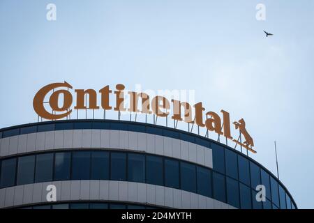 NOVI SAD, SERBIEN - 9. AUGUST 2020: Continental Logo auf der Hauptniederlassung von Novi Sad. Continental ist ein deutsches Unternehmen spezialisiert auf Reifen und nicht Stockfoto