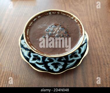 Türkischer Kaffee in blau und weiß traditionell gemusterter Porzellanbecher. Stockfoto
