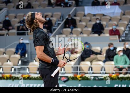 Paris, Frankreich. Oktober 2020. Stefanos Tsitsipas aus Griechenland reagiert während des Halbfinalmatches der Männer gegen Novak Djokovic aus Serbien beim French Open Tennisturnier 2020 bei Roland Garros in Paris, Frankreich, 9. Oktober 2020. Quelle: Aurelien Morissard/Xinhua/Alamy Live News Stockfoto