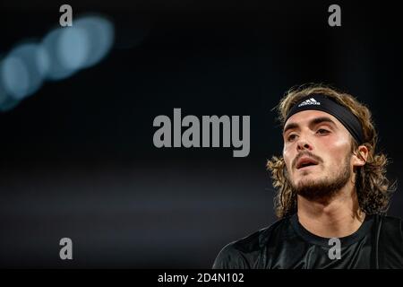 Paris, Frankreich. Oktober 2020. Stefanos Tsitsipas aus Griechenland reagiert während des Halbfinalmatches der Männer gegen Novak Djokovic aus Serbien beim French Open Tennisturnier 2020 bei Roland Garros in Paris, Frankreich, 9. Oktober 2020. Quelle: Aurelien Morissard/Xinhua/Alamy Live News Stockfoto