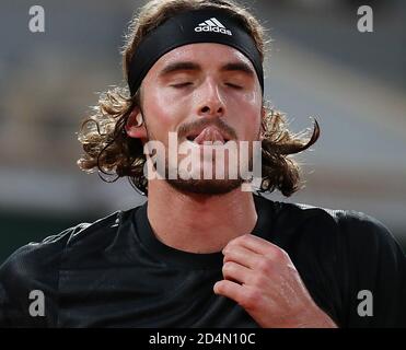 Paris, Frankreich. Oktober 2020. Stefanos Tsitsipas aus Griechenland reagiert während des Halbfinalmatches der Männer gegen Novak Djokovic aus Serbien beim French Open Tennisturnier 2020 bei Roland Garros in Paris, Frankreich, 9. Oktober 2020. Kredit: Gao Jing/Xinhua/Alamy Live Nachrichten Stockfoto