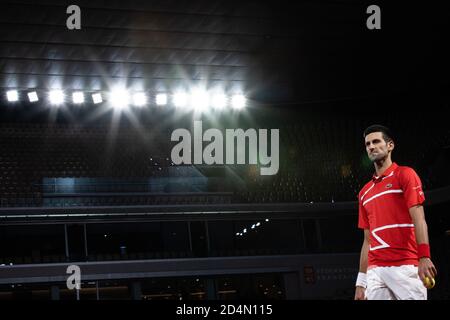 Paris, Frankreich. Oktober 2020. Novak Djokovic aus Serbien reagiert während des Halbfinalmatches der Männer gegen Stefanos Tsitsipas aus Griechenland beim French Open Tennisturnier 2020 in Roland Garros in Paris, Frankreich, 9. Oktober 2020. Quelle: Aurelien Morissard/Xinhua/Alamy Live News Stockfoto