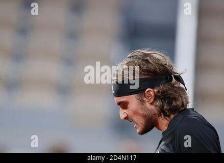 Paris, Frankreich. Oktober 2020. Stefanos Tsitsipas aus Griechenland reagiert während des Halbfinalmatches der Männer gegen Novak Djokovic aus Serbien beim French Open Tennisturnier 2020 bei Roland Garros in Paris, Frankreich, 9. Oktober 2020. Kredit: Gao Jing/Xinhua/Alamy Live Nachrichten Stockfoto