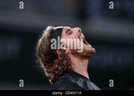 Paris, Frankreich. Oktober 2020. Stefanos Tsitsipas aus Griechenland reagiert während des Halbfinalmatches der Männer gegen Novak Djokovic aus Serbien beim French Open Tennisturnier 2020 bei Roland Garros in Paris, Frankreich, 9. Oktober 2020. Kredit: Gao Jing/Xinhua/Alamy Live Nachrichten Stockfoto
