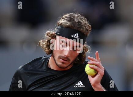 Paris, Frankreich. Oktober 2020. Stefanos Tsitsipas aus Griechenland reagiert während des Halbfinalmatches der Männer gegen Novak Djokovic aus Serbien beim French Open Tennisturnier 2020 bei Roland Garros in Paris, Frankreich, 9. Oktober 2020. Kredit: Gao Jing/Xinhua/Alamy Live Nachrichten Stockfoto