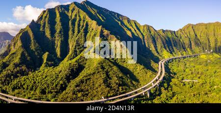 Schöne grüne Berge im Ho'omaluhia Botanischen Garten in Hawaii Stockfoto