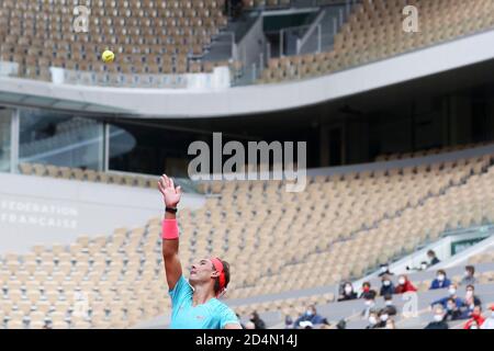 Paris, Frankreich. Oktober 2020. Rafael Nadal aus Spanien ist im Halbfinalspiel der Herren gegen Diego Schwartzman aus Argentinien beim French Open Tennisturnier 2020 bei Roland Garros in Paris, Frankreich, 9. Oktober 2020 vertreten. Kredit: Gao Jing/Xinhua/Alamy Live Nachrichten Stockfoto