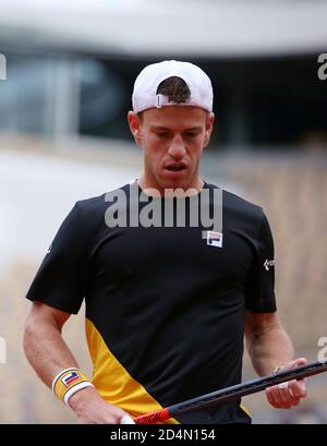 Paris, Frankreich. Oktober 2020. Diego Schwartzman aus Argentinien reagiert beim Halbfinalspiel der Männer gegen Rafael Nadal aus Spanien beim French Open Tennisturnier 2020 bei Roland Garros in Paris, Frankreich, 9. Oktober 2020. Kredit: Gao Jing/Xinhua/Alamy Live Nachrichten Stockfoto