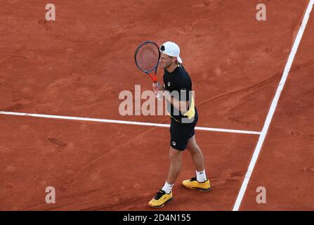 Paris, Frankreich. Oktober 2020. Diego Schwartzman aus Argentinien reagiert beim Halbfinalspiel der Männer gegen Rafael Nadal aus Spanien beim French Open Tennisturnier 2020 bei Roland Garros in Paris, Frankreich, 9. Oktober 2020. Kredit: Gao Jing/Xinhua/Alamy Live Nachrichten Stockfoto
