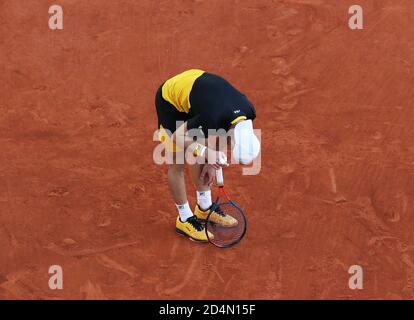 Paris, Frankreich. Oktober 2020. Diego Schwartzman aus Argentinien reagiert beim Halbfinalspiel der Männer gegen Rafael Nadal aus Spanien beim French Open Tennisturnier 2020 bei Roland Garros in Paris, Frankreich, 9. Oktober 2020. Kredit: Gao Jing/Xinhua/Alamy Live Nachrichten Stockfoto