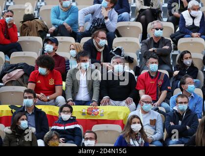 Paris, Frankreich. Oktober 2020. Fans sehen sich das Halbfinalspiel der Männer zwischen Rafael Nadal aus Spanien und Diego Schwartzman aus Argentinien beim French Open Tennisturnier 2020 bei Roland Garros in Paris, Frankreich, 9. Oktober 2020 an. Kredit: Gao Jing/Xinhua/Alamy Live Nachrichten Stockfoto
