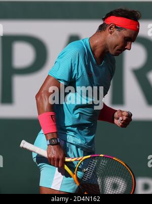 Paris, Frankreich. Oktober 2020. Rafael Nadal aus Spanien feiert während des Halbfinalmatches der Männer gegen Diego Schwartzman aus Argentinien beim French Open Tennisturnier 2020 bei Roland Garros in Paris, Frankreich, 9. Oktober 2020. Kredit: Gao Jing/Xinhua/Alamy Live Nachrichten Stockfoto