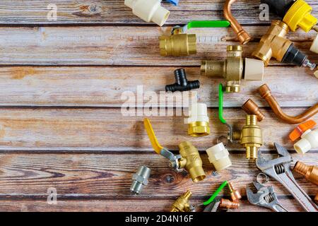 Messing Umleiter auf Dusche und Badewanne mit Kupferbeschlag und Rohre verwendet Satz von Werkzeugen für die Sanitär in der Arbeit Rohr Schneidwerkzeuge, Befestigungen Stockfoto