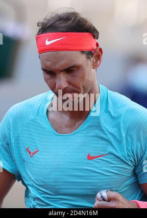 Paris, Frankreich. Oktober 2020. Rafael Nadal aus Spanien reagiert beim Halbfinalspiel der Herren gegen Diego Schwartzman aus Argentinien beim French Open Tennisturnier 2020 bei Roland Garros in Paris, Frankreich, 9. Oktober 2020. Kredit: Gao Jing/Xinhua/Alamy Live Nachrichten Stockfoto