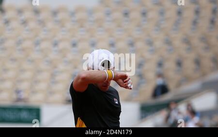 Paris, Frankreich. Oktober 2020. Diego Schwartzman aus Argentinien reagiert beim Halbfinalspiel der Männer gegen Rafael Nadal aus Spanien beim French Open Tennisturnier 2020 bei Roland Garros in Paris, Frankreich, 9. Oktober 2020. Kredit: Gao Jing/Xinhua/Alamy Live Nachrichten Stockfoto
