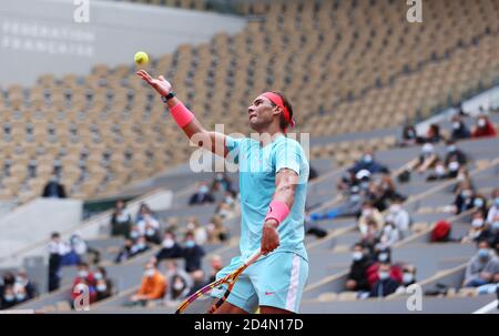 Paris, Frankreich. Oktober 2020. Rafael Nadal aus Spanien ist im Halbfinalspiel der Herren gegen Diego Schwartzman aus Argentinien beim French Open Tennisturnier 2020 bei Roland Garros in Paris, Frankreich, 9. Oktober 2020 vertreten. Kredit: Gao Jing/Xinhua/Alamy Live Nachrichten Stockfoto