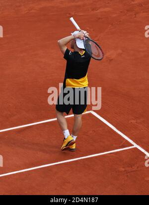 Paris, Frankreich. Oktober 2020. Diego Schwartzman aus Argentinien reagiert beim Halbfinalspiel der Männer gegen Rafael Nadal aus Spanien beim French Open Tennisturnier 2020 bei Roland Garros in Paris, Frankreich, 9. Oktober 2020. Kredit: Gao Jing/Xinhua/Alamy Live Nachrichten Stockfoto