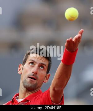 Paris, Frankreich. Oktober 2020. Novak Djokovic aus Serbien ist im Halbfinalspiel der Männer gegen Stefanos Tsitsipas aus Griechenland beim French Open Tennisturnier 2020 in Roland Garros in Paris, Frankreich, 9. Oktober 2020. Kredit: Gao Jing/Xinhua/Alamy Live Nachrichten Stockfoto