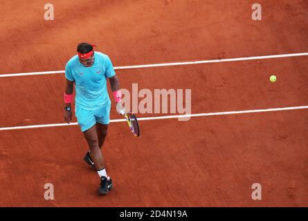 Paris, Frankreich. Oktober 2020. Rafael Nadal aus Spanien reagiert beim Halbfinalspiel der Herren gegen Diego Schwartzman aus Argentinien beim French Open Tennisturnier 2020 bei Roland Garros in Paris, Frankreich, 9. Oktober 2020. Kredit: Gao Jing/Xinhua/Alamy Live Nachrichten Stockfoto