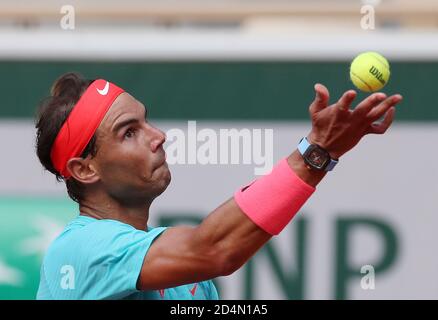Paris, Frankreich. Oktober 2020. Rafael Nadal aus Spanien ist im Halbfinalspiel der Herren gegen Diego Schwartzman aus Argentinien beim French Open Tennisturnier 2020 bei Roland Garros in Paris, Frankreich, 9. Oktober 2020 vertreten. Kredit: Gao Jing/Xinhua/Alamy Live Nachrichten Stockfoto