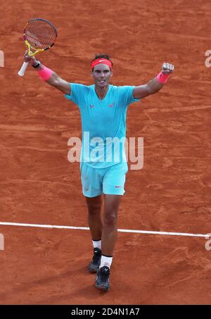 Paris, Frankreich. Oktober 2020. Rafael Nadal aus Spanien feiert nach dem Halbfinalspiel der Herren gegen Diego Schwartzman aus Argentinien beim French Open Tennisturnier 2020 bei Roland Garros in Paris, Frankreich, 9. Oktober 2020. Kredit: Gao Jing/Xinhua/Alamy Live Nachrichten Stockfoto