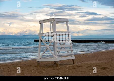 Rettungsschwimmer stehen am Lake Michigan im späten Nachmittagslicht. Evanston, Illinois, USA Stockfoto