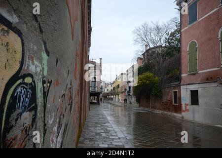 Unbekannter Blick auf die Stadt Venedig auf einem grauen Tag am Ende des Winters Stockfoto