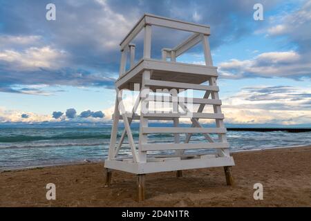 Rettungsschwimmer stehen am Lake Michigan im späten Nachmittagslicht. Evanston, Illinois, USA Stockfoto