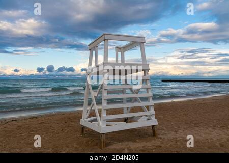 Rettungsschwimmer stehen am Lake Michigan im späten Nachmittagslicht. Evanston, Illinois, USA Stockfoto