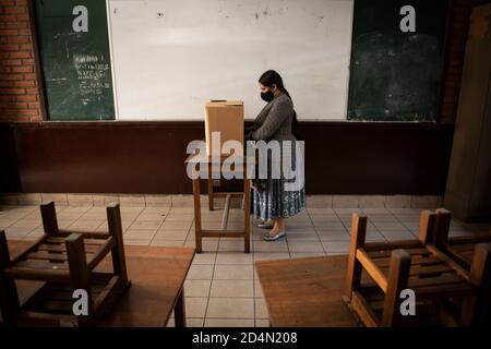 La Paz, Bolivien. Oktober 2020. Eine Frau, die an einer Wahlsimulation teilnimmt, füllt einen Stimmzettel in einem Schulzimmer aus. Die Wahl soll am 18. Oktober 2020 stattfinden, fast genau ein Jahr nach dem letzten umstrittenen, das zu einer schweren politischen Krise in Bolivien und zum erzwungenen Rücktritt des ehemaligen Präsidenten Evo Morales geführt hat. Kredit: Radoslaw Czajkowski/ Alamy Live Nachrichten Stockfoto